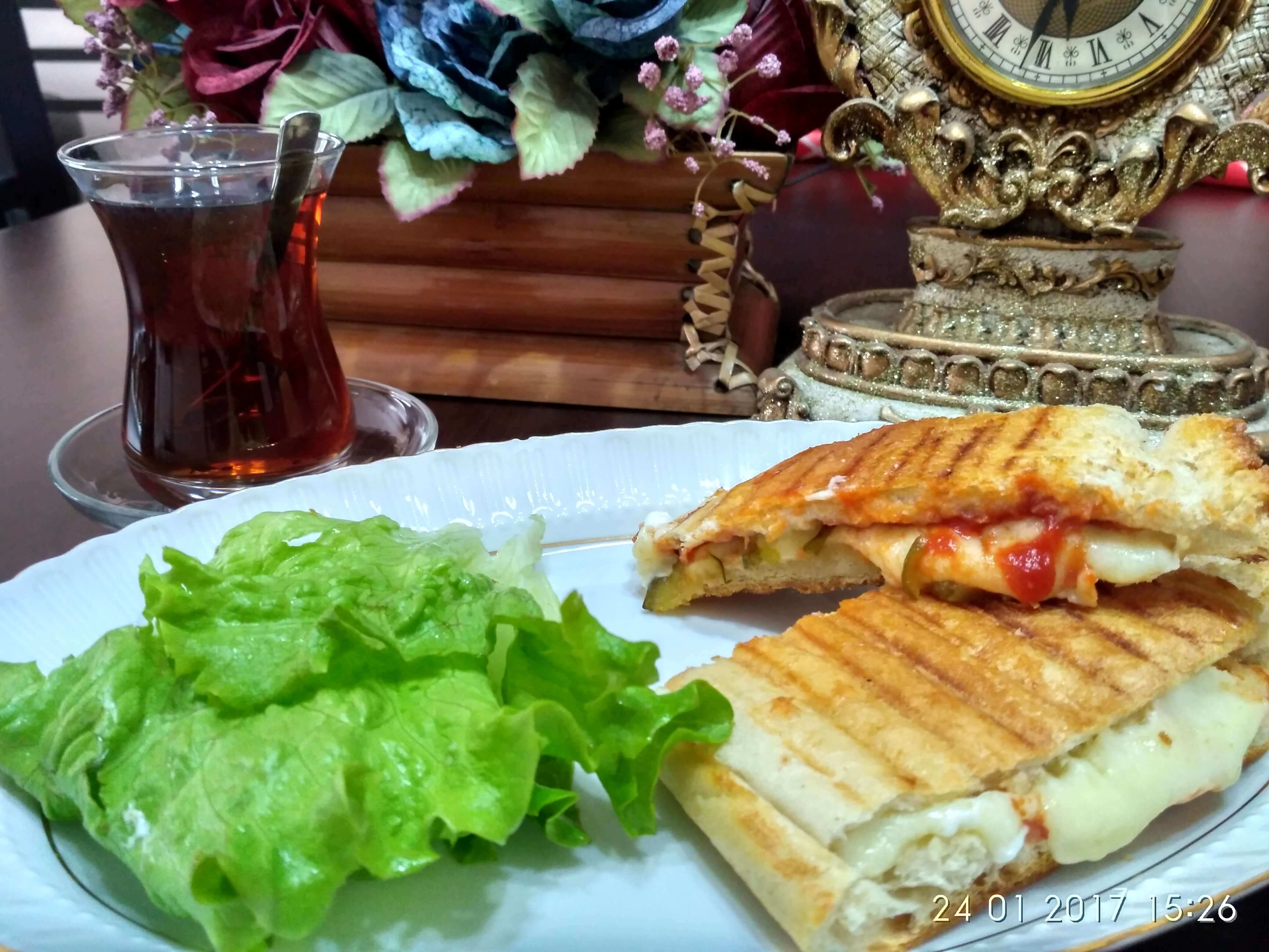Çıtır ekmek arasına bol kaşar peyniri ve turşu eklenerek hazırlanan atom tost tarifi, kahvaltı ve atıştırmalık saatleri için mükemmel bir seçim.