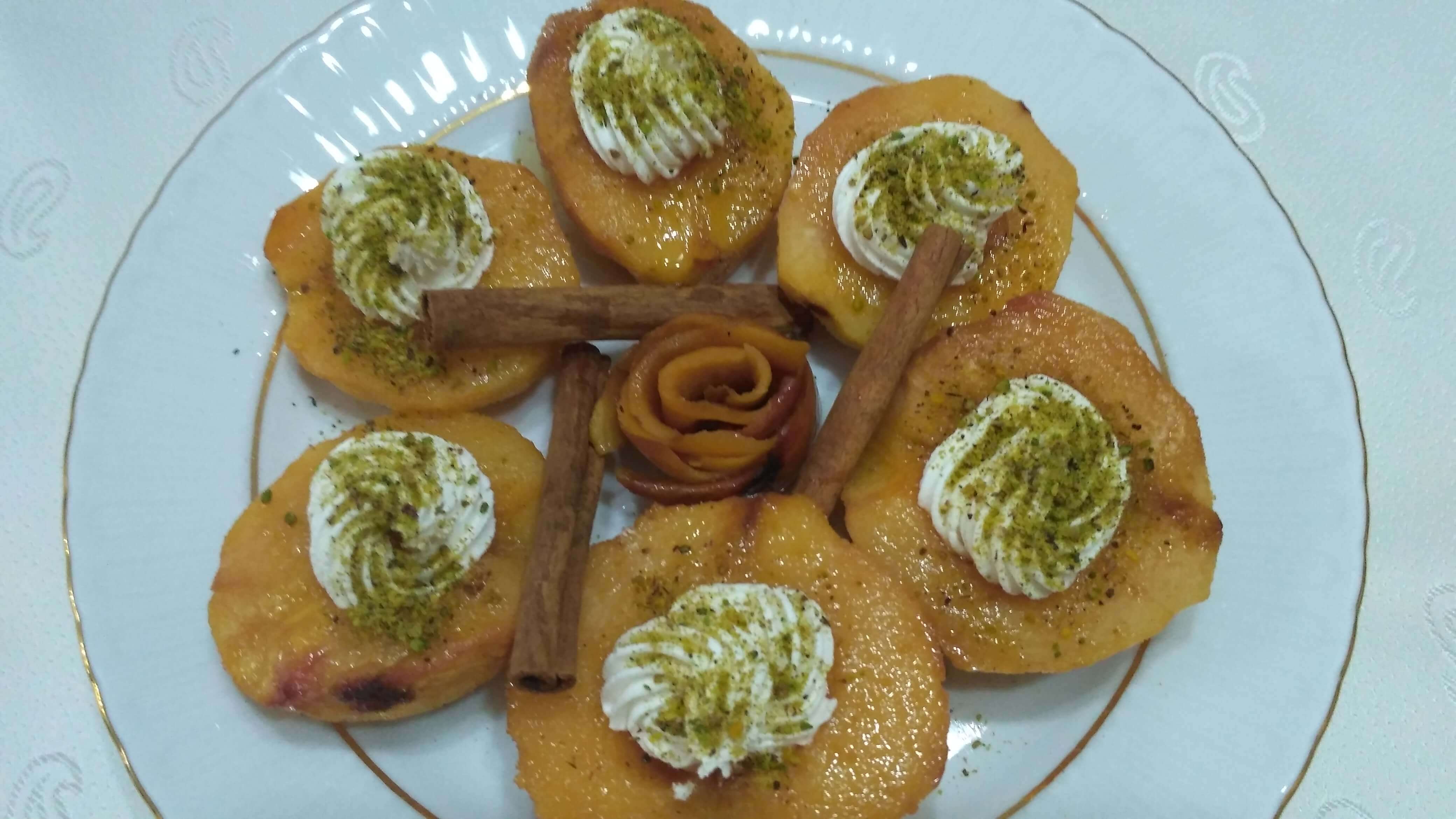 Ayva tatlısı tarifi için hazırlanan şerbetli ve yumuşak ayva tatlısı sunumu