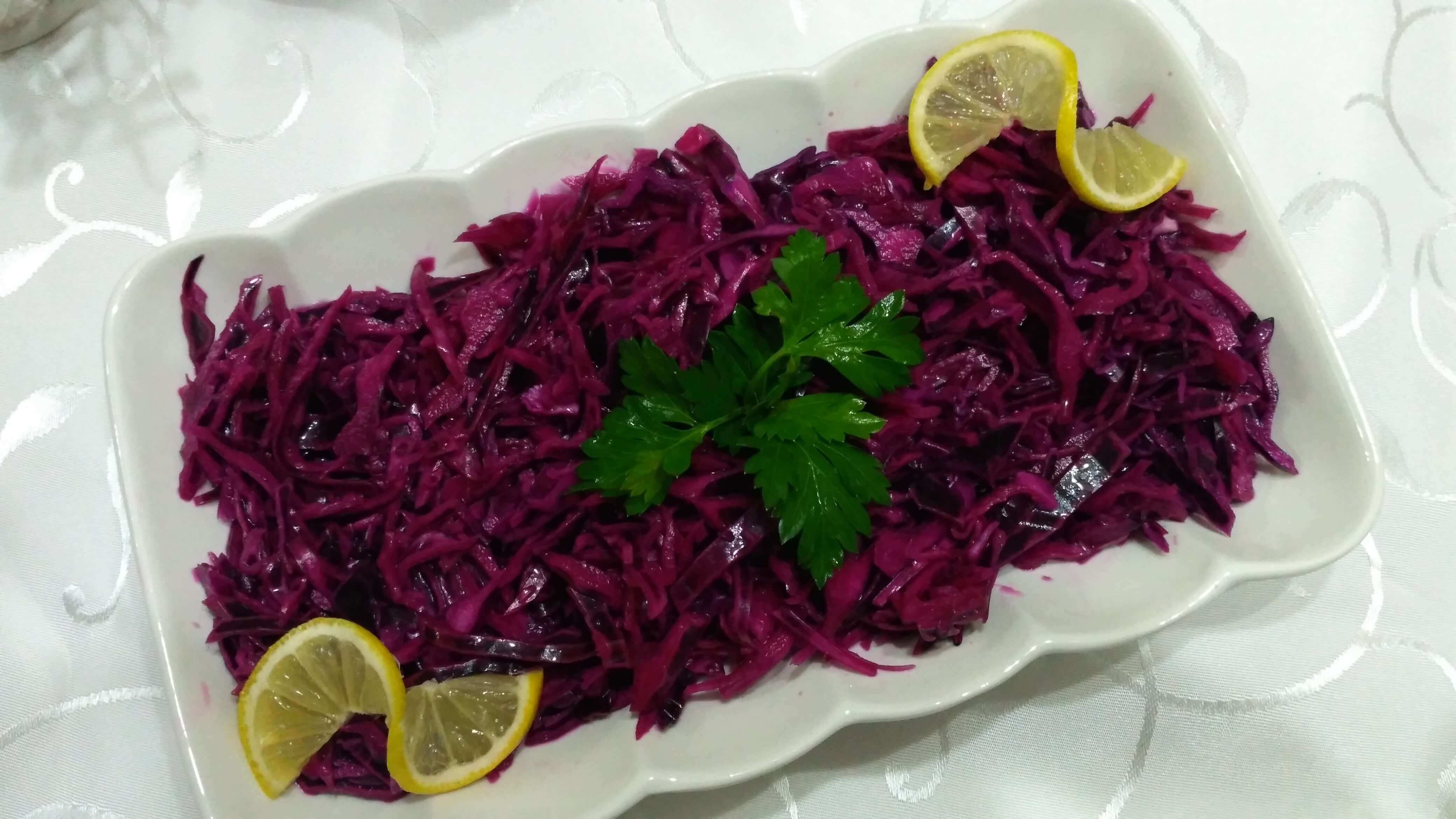 Lokanta usulü mor lahana salatası, kıtır ve canlı renkli meze