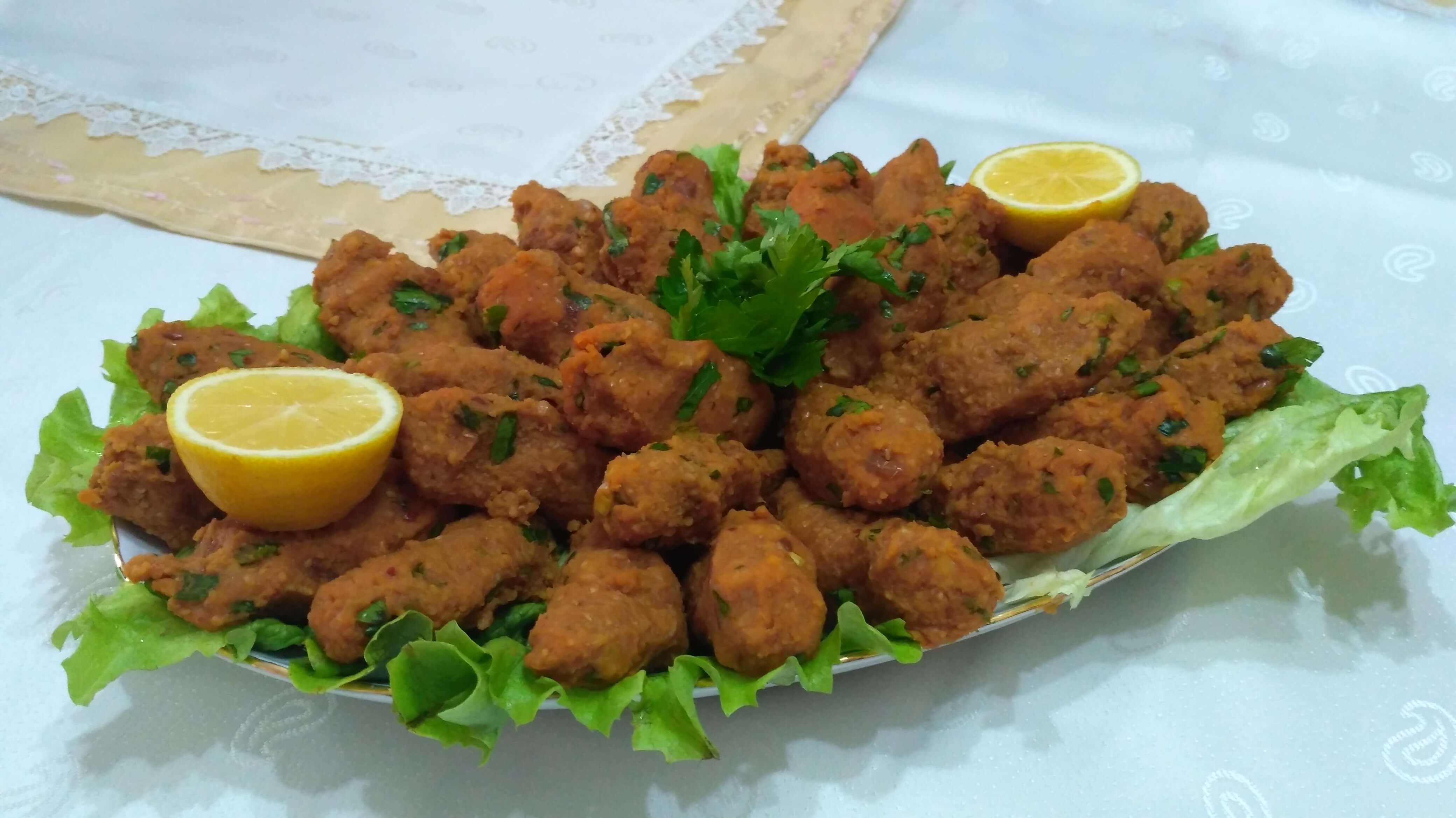 Mercimek köftesi tarifi için hazırlanan şekilli mercimek köfteleri
