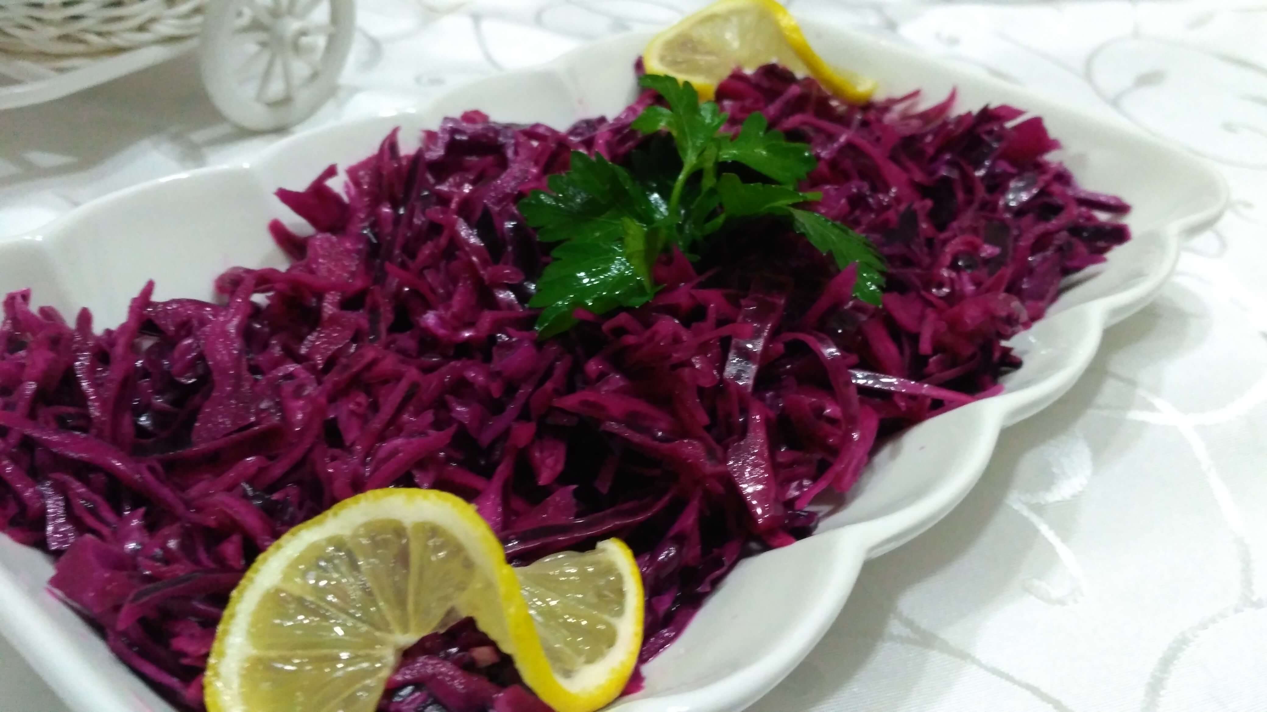 Mor lahana salatası servisi, limonlu ve sirkeli lokanta usulü mor lahana