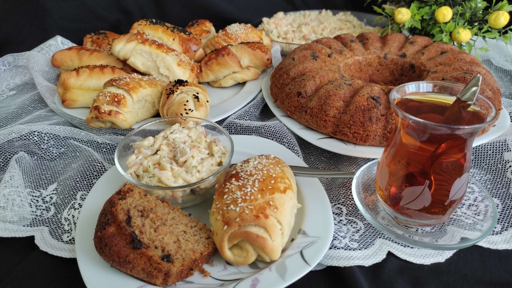 1 saatte kolayca hazırlayabileceğiniz lezzetli çay saati menüsü. Yoğurtlu şehriye salatası, starbucks özel keki ve mayalama beklemeden hazırlanan yumuşak poğaça tariflerini içeren sayfamızı mutlaka ziyaret etmelisiniz.