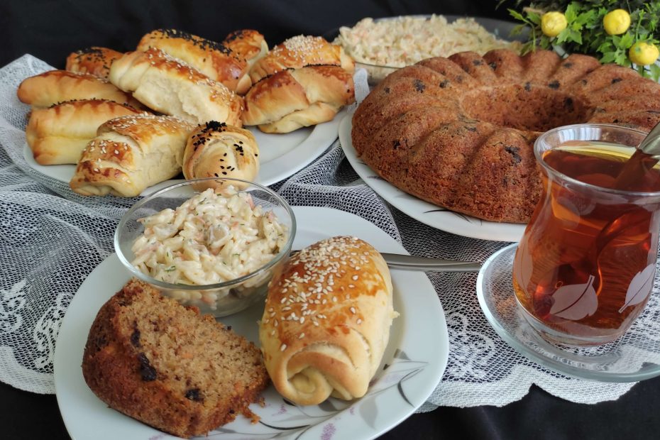 1 saatte kolayca hazırlayabileceğiniz lezzetli çay saati menüsü. Yoğurtlu şehriye salatası, starbucks özel keki ve mayalama beklemeden hazırlanan yumuşak poğaça tariflerini içeren sayfamızı mutlaka ziyaret etmelisiniz.