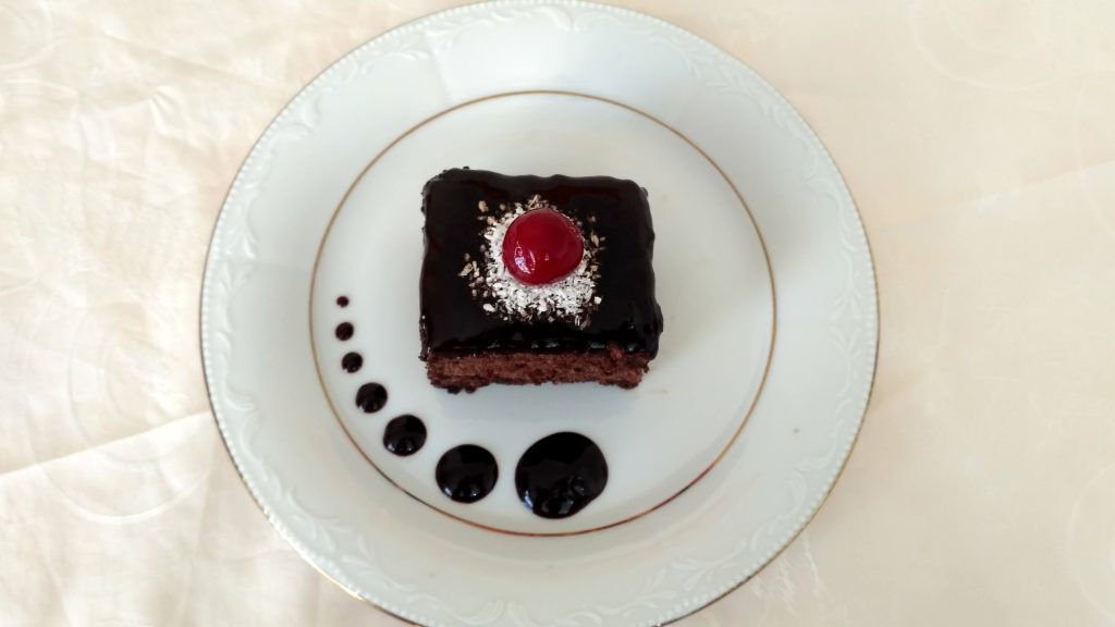 Evde gerçek browni tadında ıslak kek nasıl yapılır. Nefis browni ıslak kek yapımı sayfamızda.