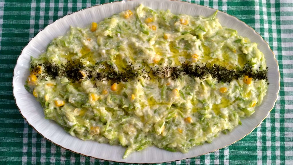 Pratik ve sağlıklı kabak salatası tarifiyle sofralarınızı renklendirin. Adım adım anlatımımızla kolayca hazırlayabilirsiniz.