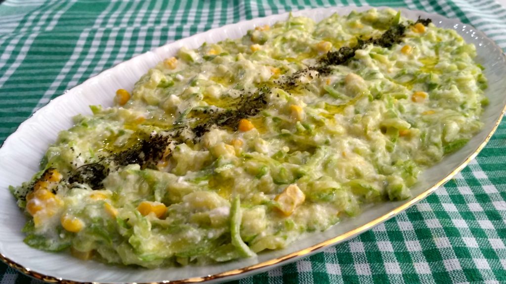 Enfes yoğurtlu kabak salatası tarifiyle tanışın. Az malzemeyle hazırlayacağınız bu salata, hem hafif hem de doyurucu. Adım adım tarifimizle kolayca yapabilirsiniz.