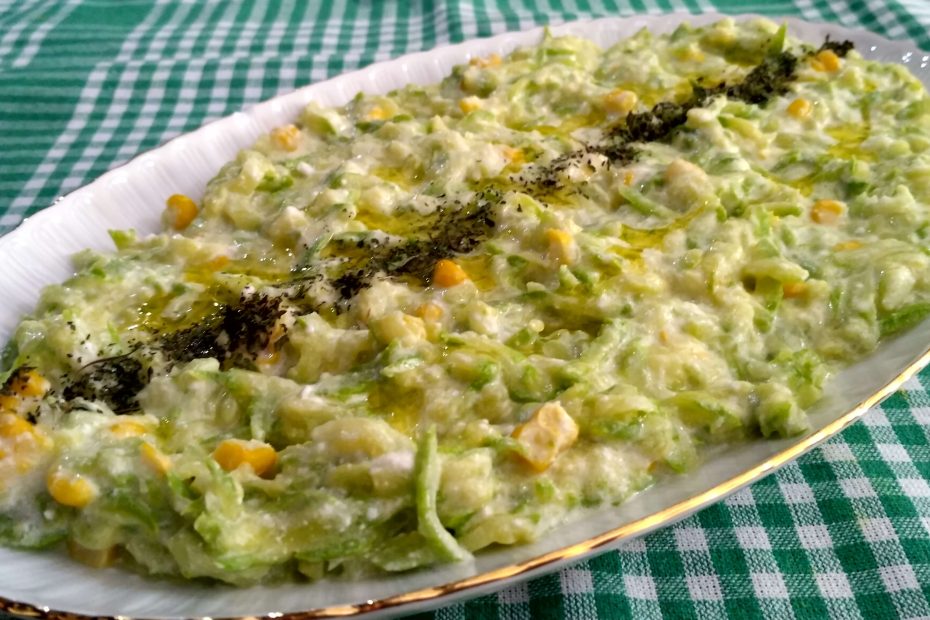 Enfes yoğurtlu kabak salatası tarifiyle tanışın. Az malzemeyle hazırlayacağınız bu salata, hem hafif hem de doyurucu. Adım adım tarifimizle kolayca yapabilirsiniz.