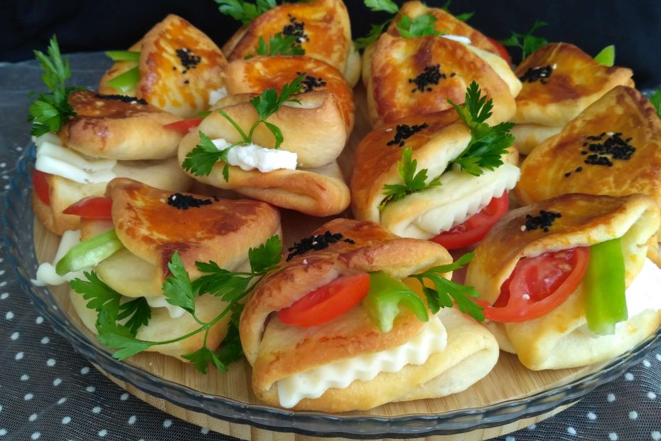 Bugün nefis cepli poğaça tarifi paylaşacağım. Cepli yumuşacık poğaça ceplerinde domates kaşar peyniri ve maydanozla süslü nefis bir tarif.