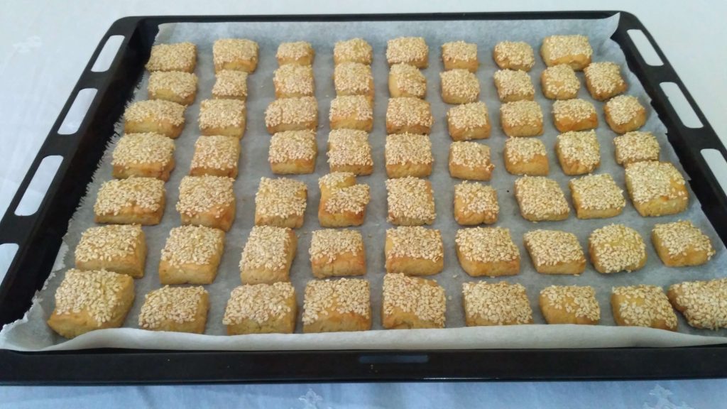 Bugün nefis bir tuzlu kurabiye tarifimiz var. Ağızda dağılan sirkeli mahlepli kurabiye tarifi mutlaka denemelisiniz.