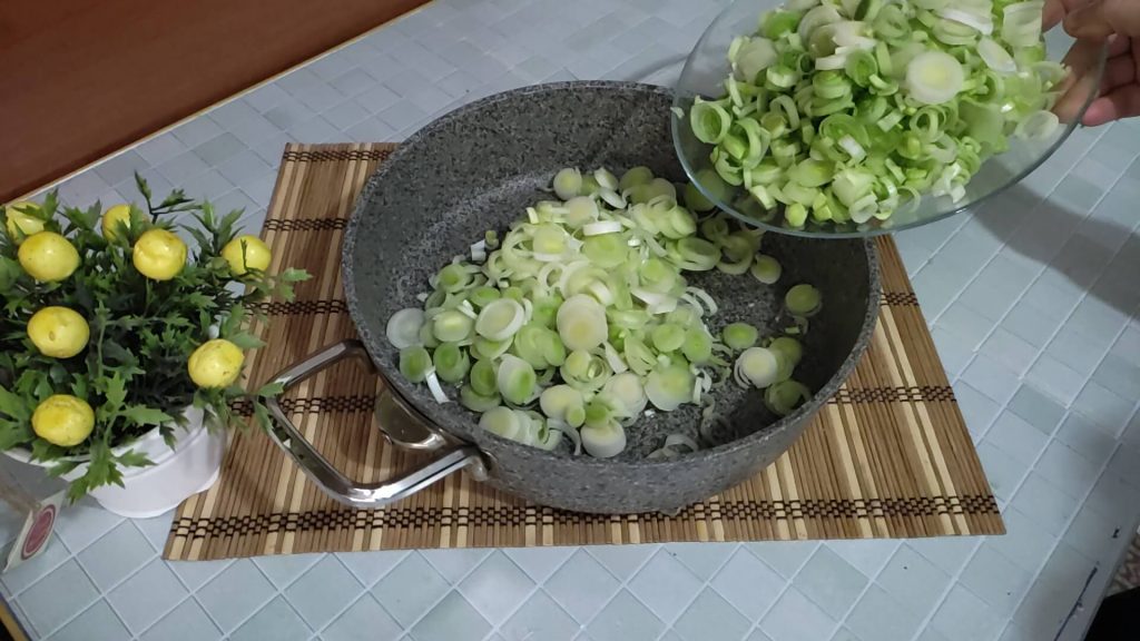 Pırasadan nefis bir yemek pırasa kavurması tarifi sendeyapsana.com yemek tarifleri sitesinde.