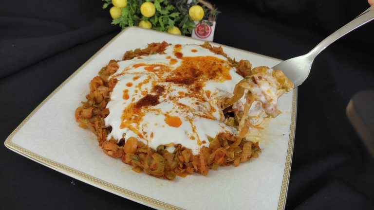 Bugün ister meze ister yemek olarak yoğurtlu pırasa kavurması tarifini mutlaka deneyin.