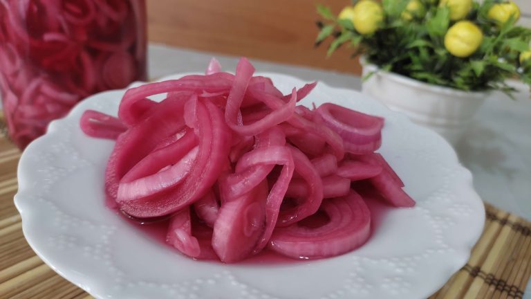 Kırmızı, mor veya beyaz soğan turşusu tarifi nasıl yapılır. Sende yapsana yemek tarifleri sitesi.