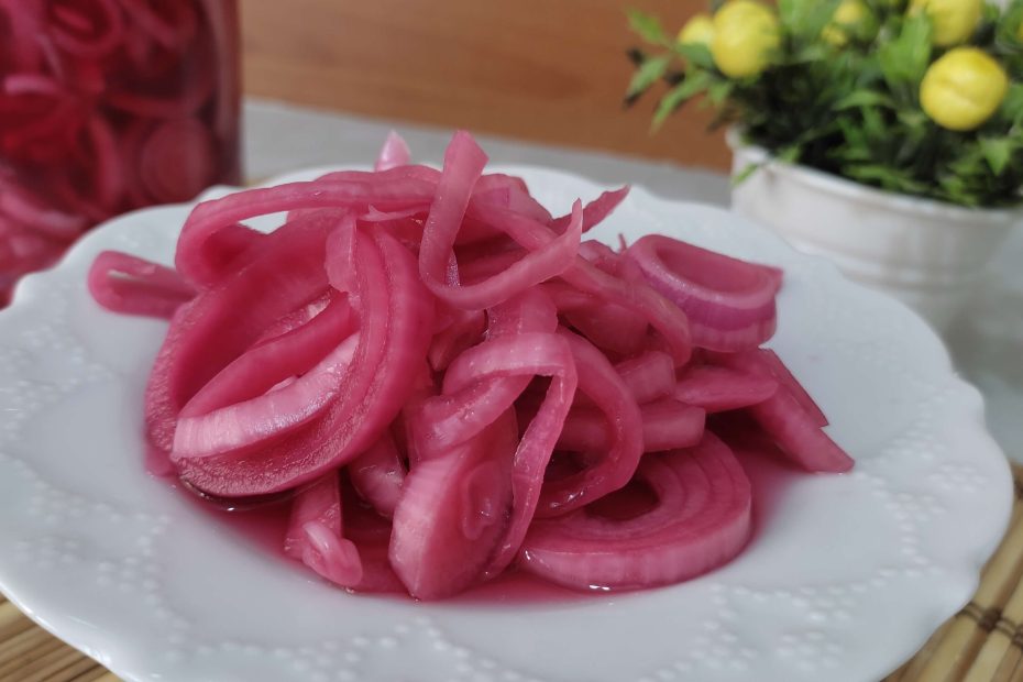 Kırmızı, mor veya beyaz soğan turşusu tarifi nasıl yapılır. Sende yapsana yemek tarifleri sitesi.