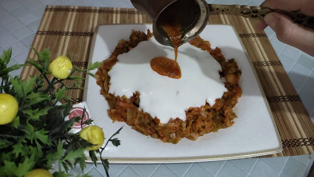 Pırasa sevmeyenlere pırasayı sevdirecek yoğurtlu pırasa mezesi tarifi nefis.