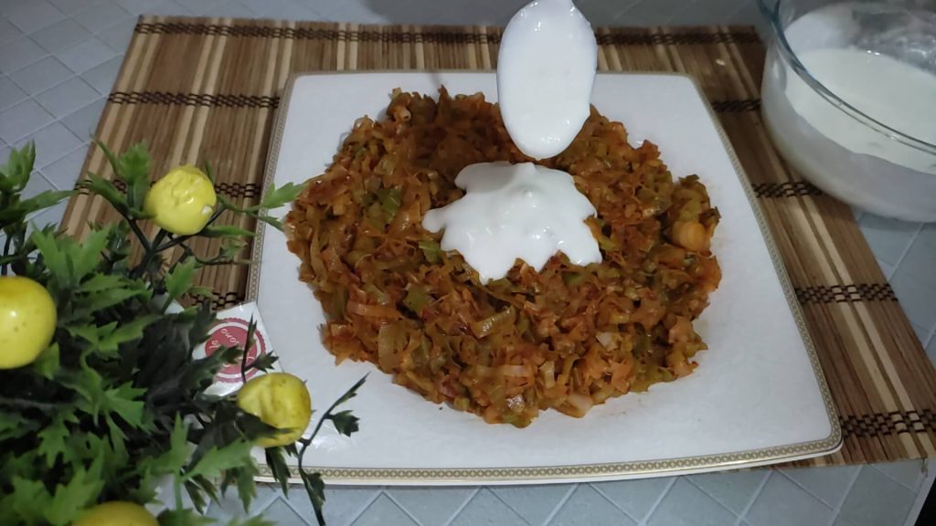 Yoğurtlu pırasa tarifi sendeyapsana.com yemek tarifleri sitesinde.