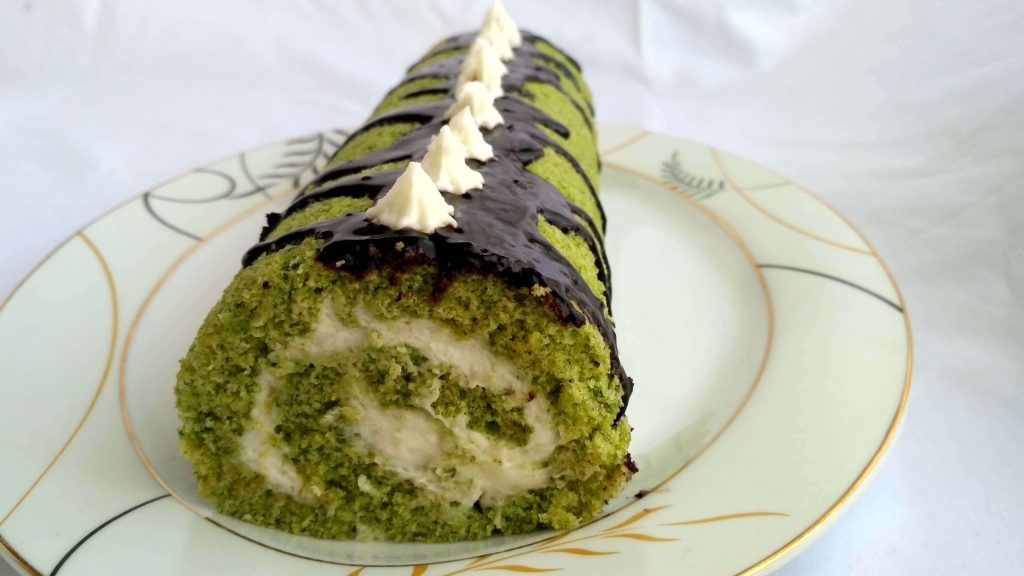 Doğal ve canlı yeşil rengiyle Ispanaklı Pasta! Ispanakla zenginleşen bu hafif ve sağlıklı tatlı, yumuşak yapısı ve hafif lezzetiyle hem gözlere hem de damaklara hitap ediyor. Farklı ve lezzetli bir pasta deneyimi arayanlara özel!