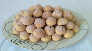 Ağızda dağılan nefis tarçınlı kurabiyeler! Kolay tarifle evde hazırlayabileceğiniz, lokmalık boyutlarda lezzetli kurabiyeler için hemen deneyin.