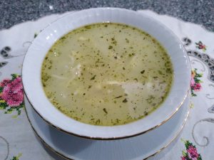 Lezzetli şehriyeli tavuk çorbası, sıcak ve şifalı bir başlangıç. Mis gibi tavuk suyunda pişen şehriyelerle nefis bir kış çorbası.