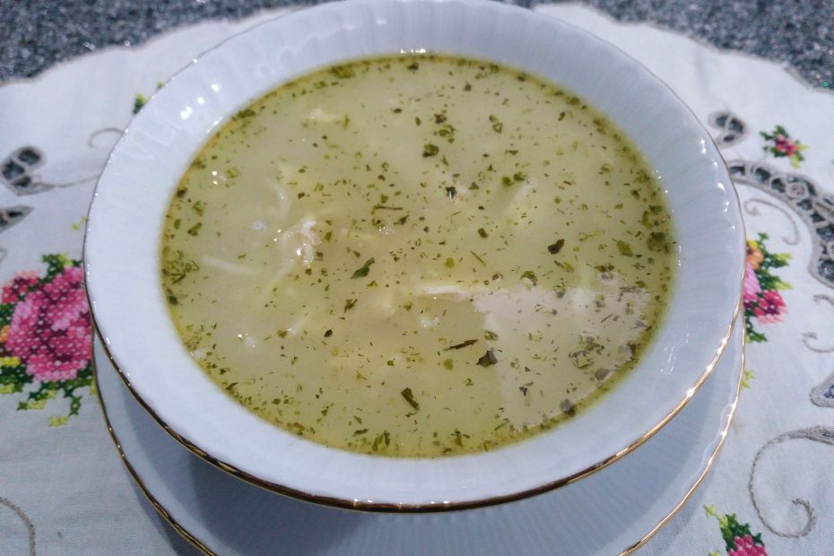 Lezzetli şehriyeli tavuk çorbası, sıcak ve şifalı bir başlangıç. Mis gibi tavuk suyunda pişen şehriyelerle nefis bir kış çorbası.