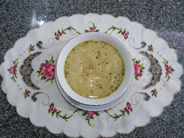 Kremalı kıvamıyla terbiyeli tavuk çorbası, doyurucu ve besleyici bir lezzet. Tavuk suyunun zengin tadıyla kış sofralarına özel bir dokunuş.