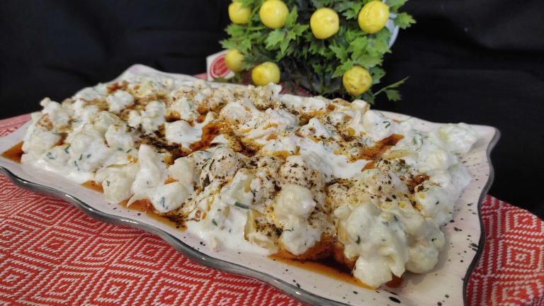 Rengarenk ve lezzet dolu karnabahar salatası! Sağlıklı, hafif ve pratik bu tarif, sofralarınızı zenginleştirmek için ideal bir seçenek.