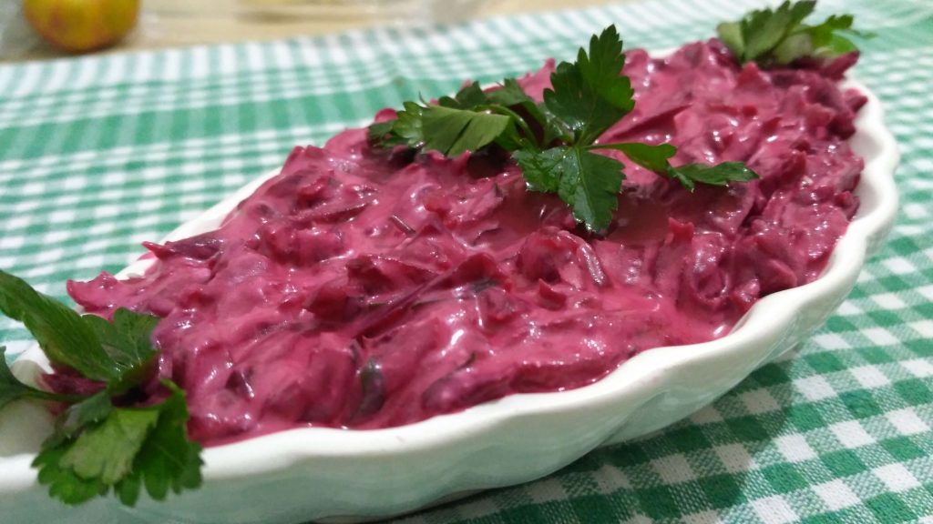 Farklı ve lezzetli meze tarifi arayanlara yoğurtlu kırmızı pancar salatası tarifi sende yapsana web sitesinde!