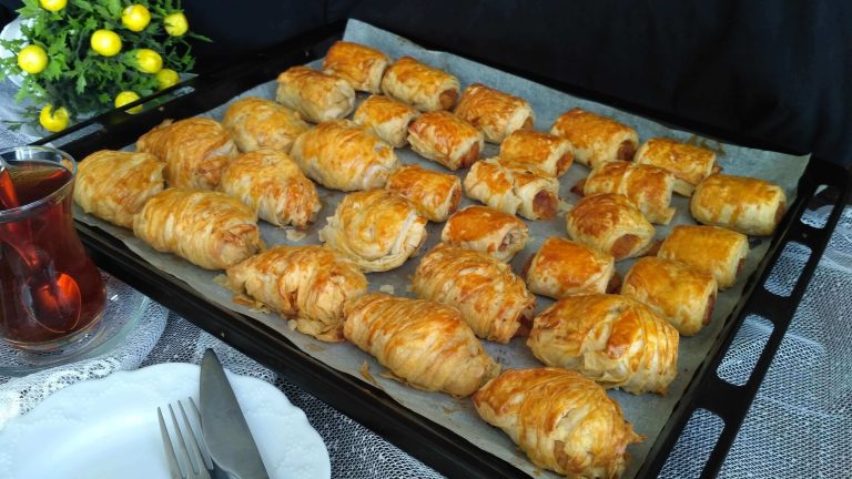 Hazır yufkadan yapılan, dışı çıtır, içi yumuşacık patates harcıyla dolu pratik börek tarifi! Çay saatlerine ya da özel davetlere eşlik edecek nefis bir lezzet.