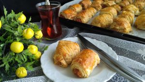 Altın renginde çıtır yufkalar içinde baharatlı patates harcıyla hazırlanan nefis patatesli börek! Kahvaltıdan çay saatine her an için kolay ve lezzetli bir tarif.
