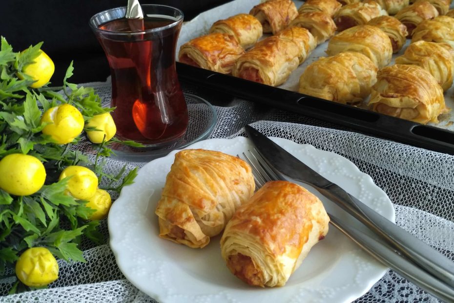 Altın renginde çıtır yufkalar içinde baharatlı patates harcıyla hazırlanan nefis patatesli börek! Kahvaltıdan çay saatine her an için kolay ve lezzetli bir tarif.