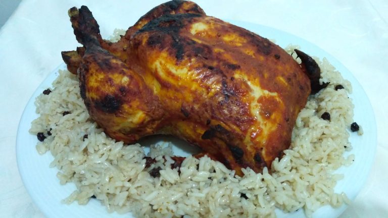 Fırında iç pilavlı tavuk dolması, nefis aroması ve doyurucu iç pilavıyla kutlama sofralarına özel bir lezzet. Yılbaşı yemeklerinin yıldızı olmaya aday, şık bir sunumla hazır!