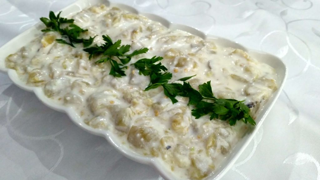 Közlenmiş patlıcan ve sarımsaklı yoğurtla nefis bir meze tarifi. Özellikle et yemeklerinin yanında mutlaka denemelisiniz!
