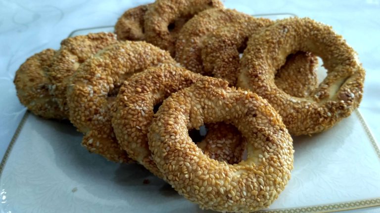 Ağızda dağılan, gevrek yapısıyla herkesin favorisi olan kandil simidi tarifi, susamlı ve çörek otlu tarifiyle burada!