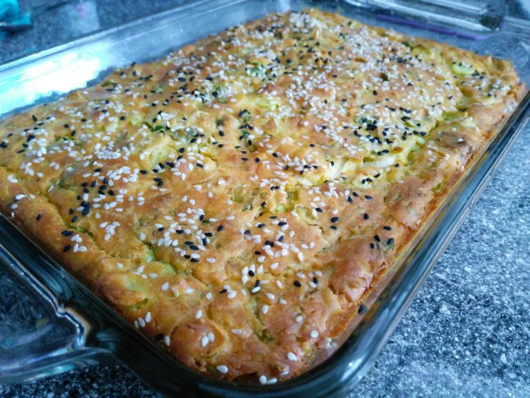 Börek lezzetinde, yapımı kolay pırasalı kek tarifi; kahvaltı ve çay sofralarınıza farklı bir tat katın.