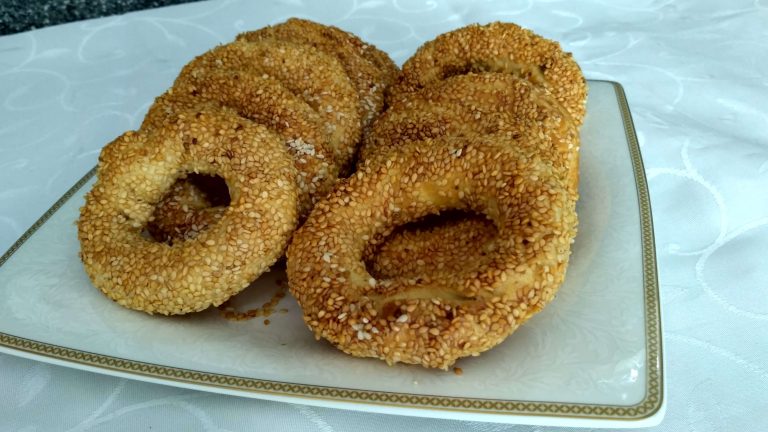 Ağızda dağılan, gevrek yapısıyla herkesin favorisi olan kandil simidi tarifi, susamlı ve çörek otlu tarifiyle burada!