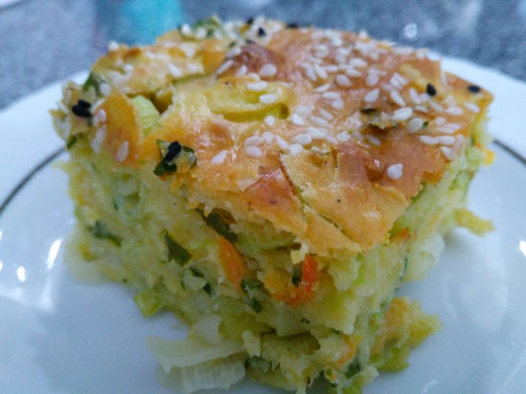 Lezzetli ve pratik pırasalı kek tarifi; çay saatleriniz için ideal bir tuzlu atıştırmalık.