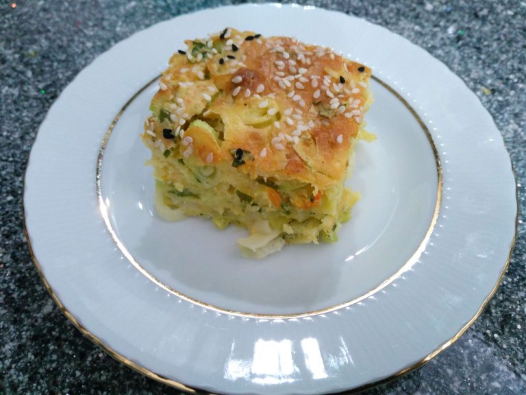 Pırasa ve havuçla hazırlanan, börek tadında nefis tuzlu kek tarifi; misafirlerinize sunabileceğiniz harika bir seçenek.