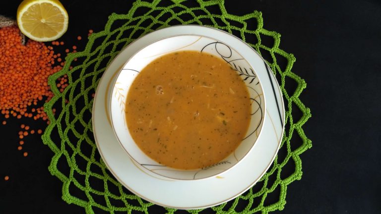 Aşçıbaşı çorbası nasıl yapılır? Tavuk baget, mercimek ve şehriye ile yapılan bu çorba oldukça pratik ve lezzetlidir.