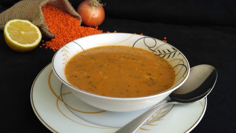 Aşçıbaşı çorbası, tavuk baget, mercimek ve baharatlarla hazırlanan lezzetli ve besleyici bir çorbadır.