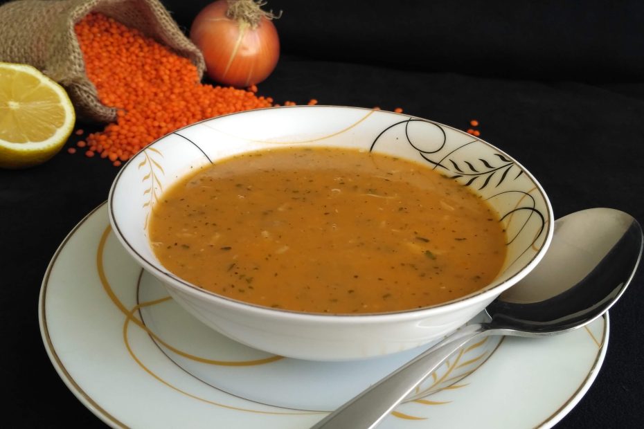 Aşçıbaşı çorbası, tavuk baget, mercimek ve baharatlarla hazırlanan lezzetli ve besleyici bir çorbadır.