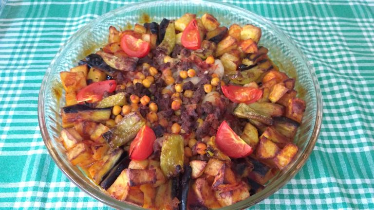 Fırında pişirilmiş, bol malzemeli etli iftar yemeği.