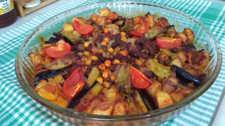 Fırında pişmiş, patlıcan ve kuşbaşı etle hazırlanan Ramazan kebabı.