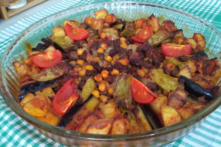Fırında pişmiş, patlıcan ve kuşbaşı etle hazırlanan Ramazan kebabı.