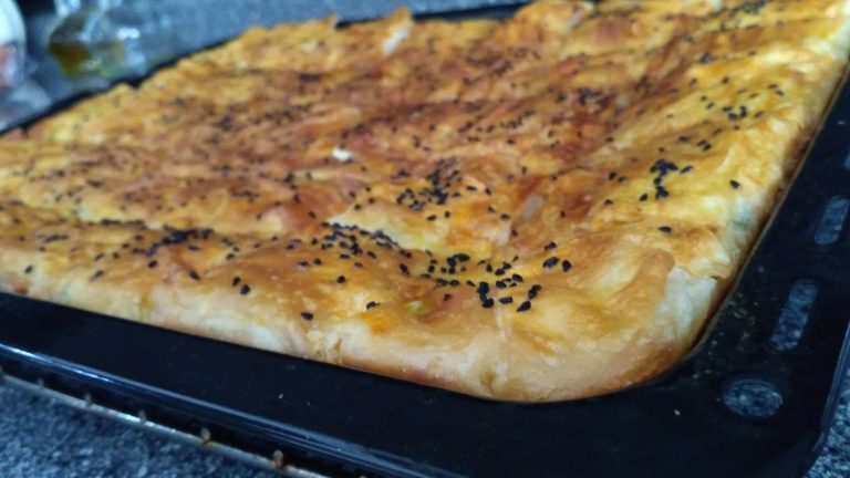 Tepsi böreği tarifi: Fırında pişmiş, peynir dolgulu ve üzeri çıtır kızarmış hazır yufkadan börek dilimleri.