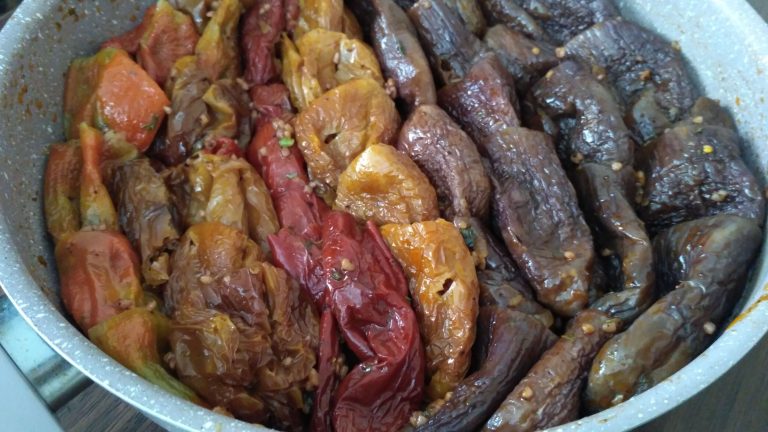 Pişmiş ve servise hazır zeytinyağlı kuru dolma.