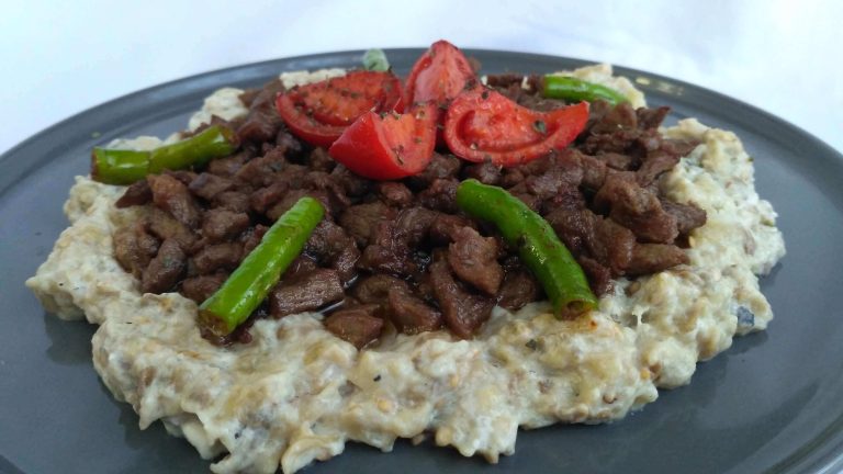 Közlenmiş patlıcan, yoğurt ve kuşbaşı dana etiyle hazırlanmış Ali Nazik kebabı.