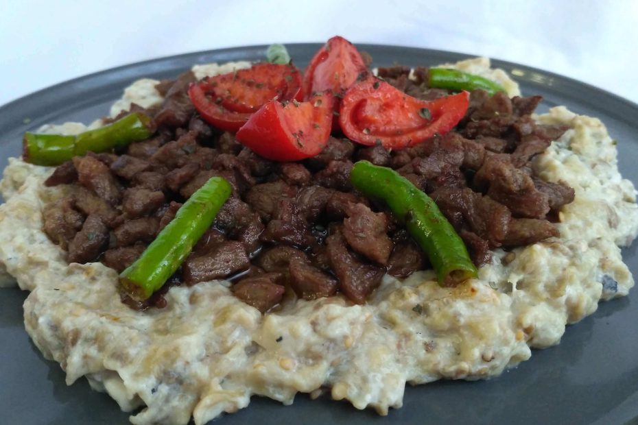 Közlenmiş patlıcan, yoğurt ve kuşbaşı dana etiyle hazırlanmış Ali Nazik kebabı.