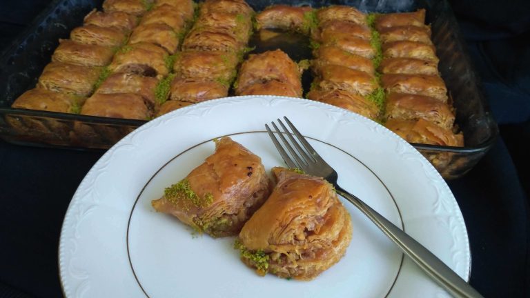 Kıyır kıyır dilber dudağı tatlısı tarifi, ceviz dolgulu el açması şerbetli tatlı.