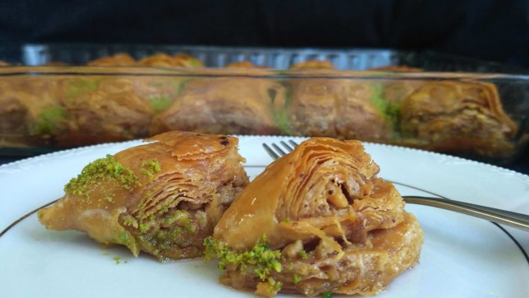 El açması dilber dudağı tatlısı, şerbetle buluşmuş cevizli tatlı.