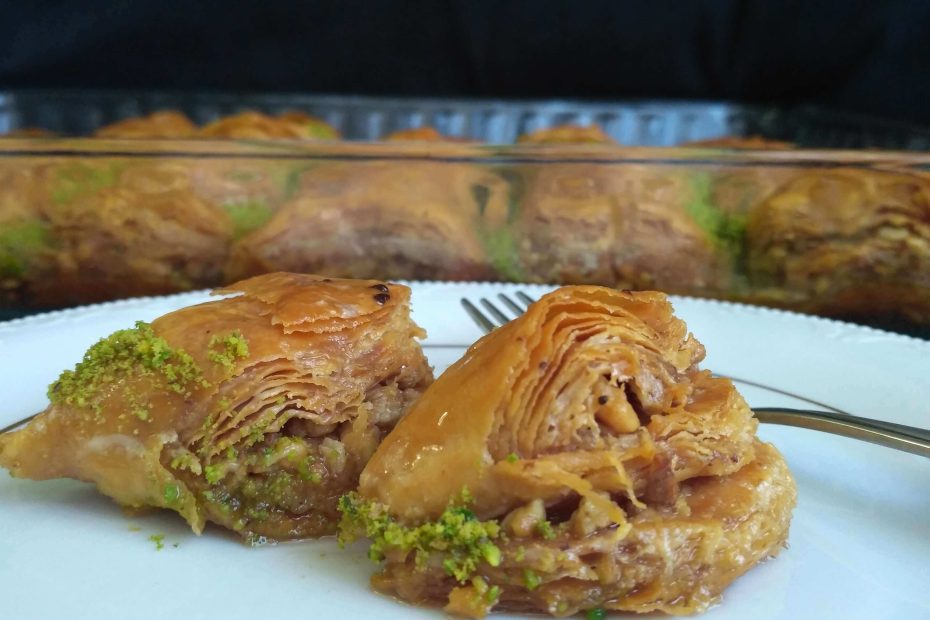 El açması dilber dudağı tatlısı, şerbetle buluşmuş cevizli tatlı.