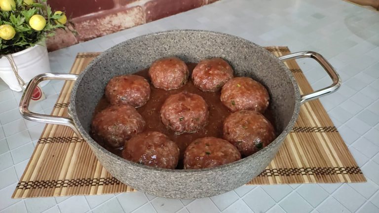 Tencerede pişmiş dolgulu köfte